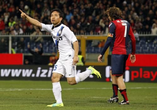 يوتو ناجاتومو يحتفل بعد إحرازه هدفاً بمرمى جنوى