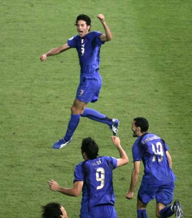 ايطاليا المتوجة مؤخرا بكأس العالم 2006
