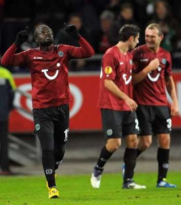 فرحة لاعب هانوفر (كونان) بالهدف الثاني