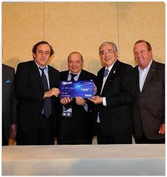 بلاتيني ( يسار ) يقدم التبرعات للياباني أوجورا