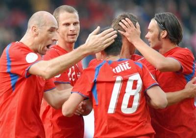 لاعبو المنتخب التشيكي يحتفلون بهدف ماريك كوليك