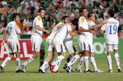 لاعبو منتخب قبرص يحتفلون بتسجيلهم احد الاهداف