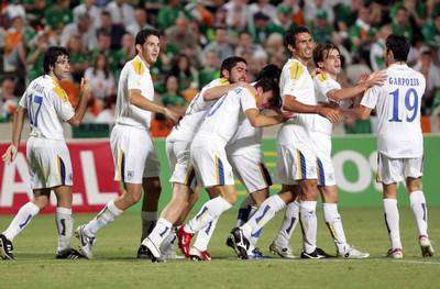 لاعبو منتخب قبرص يحتفلون بتسجيلهم احد الاهداف