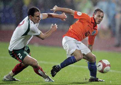 صراع على الكرة بين الهولندي شنايدر (اليمين) والبلغاري  كيشيشيف