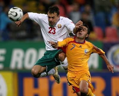 لاعب بيلاروسيا يريفيتش (اليسار) يحلق للكرة وع لاعب رومانيا فلورنتين بيتره