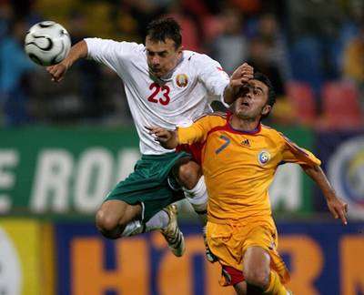 لاعب بيلاروسيا يريفيتش (اليسار) يحلق للكرة وع لاعب رومانيا فلورنتين بيتره