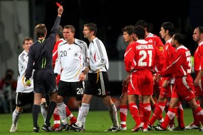 بودولسكي يحصل على البطاقة الحمراء