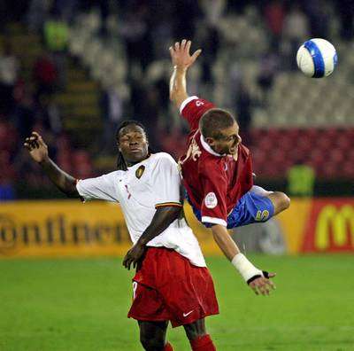 لاعب بلجيكا مبينزا (الى اليسار) في حوار كروي مع لاعب صربيا فيديتش