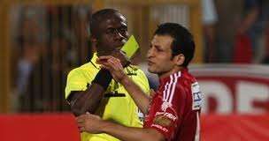 الحكم الأوفواري نومانديز دوي يميل لاستخدام البطاقات 