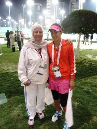 فاطمة النبهاني مع والدتها