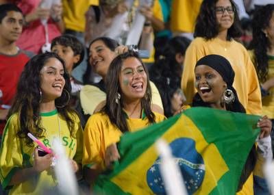 جانب من الجماهير الكويتية المرتدية لشعار البرازيل 