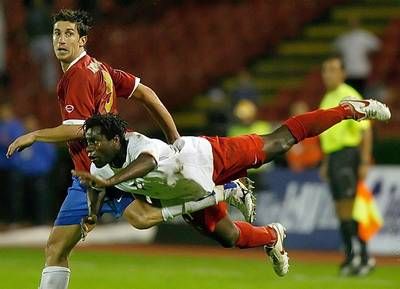 مبينزي لاعب بلجيكا يطير لقطع الكرة امام لاعب صربيا بانتيليتش