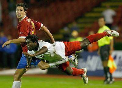 مبينزي لاعب بلجيكا يطير لقطع الكرة امام لاعب صربيا بانتيليتش