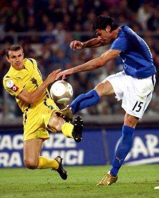 أياكوانتا لاعب ايطاليا (الى اليمين) يسدد الكرة فيما يبدو لاعب أوكرانيا نيسماتشني وهو يحاول منعه