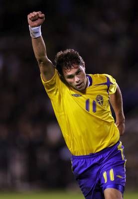 اللاعب السويدي ألماندر فرحا بتسجيله الهدف الاول على اسبانيا