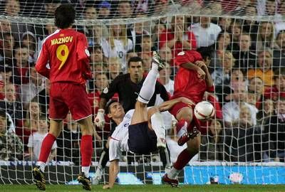 فرانك لامبارد لاعب منتخب أنكلترا في محاولة امام مرمى مقدونيا