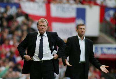 مدرب منتخب انجلترا ستيف مكلارين (الى اليسار) والحزن بادي على وجهه