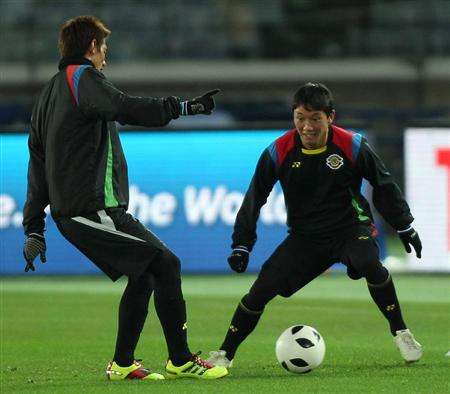 المهاجم ساوا ( يمين ) في التمرين الأخير قبل مواجهة السد القطري