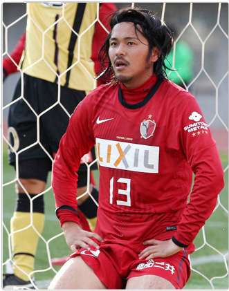 الحسرة على وجه المهاجم كوروكي بعد خسارة فريقه كاشيما أمام كيوتو