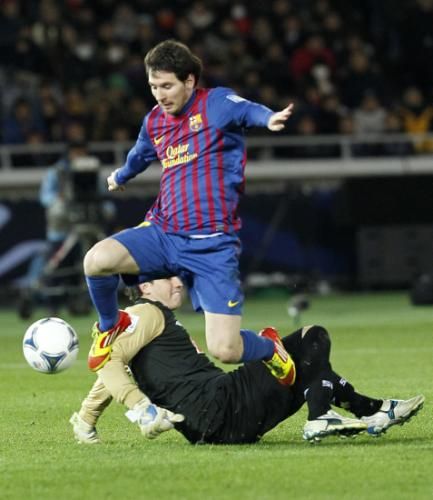 ليونيل ميسي يراوغ و يسجل الهدف الرابع