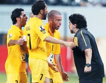 فرحة مارادونا ولاعبيه تكررت أربع مرات في اللقاء