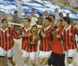 لاعبي الرائد يحتفلوا  بالكأس وسط فرحة عارمة