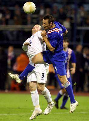 صراع على الكرة بين واين روني وروبرت كوفاتش