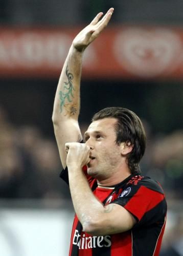 اللاعب الدولي أنطونيو كاسانو مهاجم فريق ميلان الإيطالي لكرة القدم