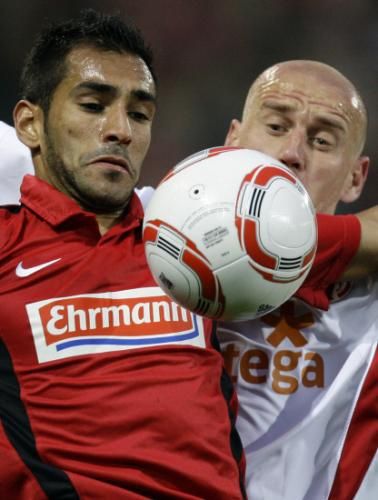 ياسين عبد الصادقي ( يسار  )