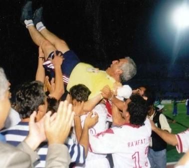 لاعبو الأردن يرفعون محمد عوض بعد انجاز بيروت 97