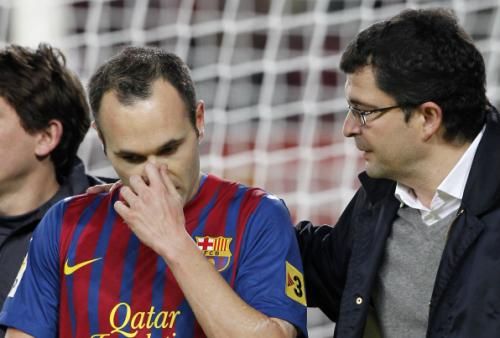 أنييستا اثناء خروجه من الملعب 