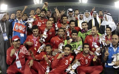 ناصر بن حمد يتوسط لاعبي كرة القدم بعد احرازهم الذهبية