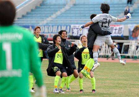 فرحة لاعبو فريق يوكوهاما بعد تأهلهم لدور النصف النهائي