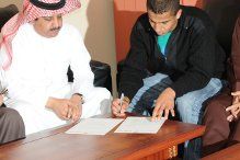  الدوسري يوقع مع العوجان