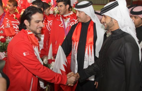 ناصر بن حمد يصافح بطل البولينغ محمد جناحي