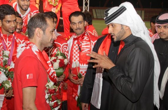 ناصر بن حمد يتحدث مع قائد منتخب القدم سلمان عيسى