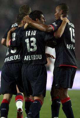 لاعبو باريس سان جيرمان يحتفلون بهدف بيير الان