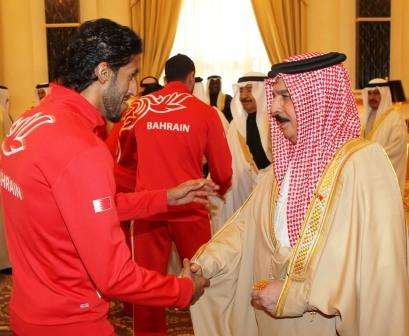 جلالة الملك يصافح صاحب الهدف الذهبي للمنتخب البحريني (إسماعيل عبداللطيف)