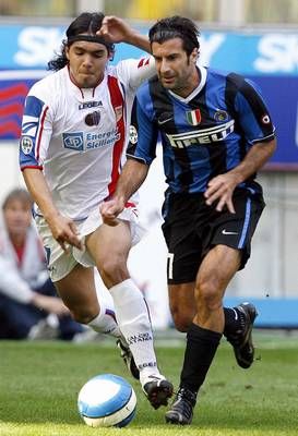 لويس فيجو من الانتر و جينارو سوردو من كاتانيا في صراع على الكرة