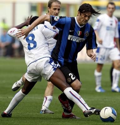 الأرجنتيني سانتياغو سولاري يحاور مدافعي كاتانيا