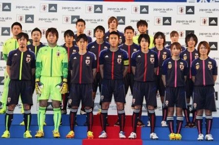 صورة جماعية للاعبين واللاعبات الذين عرضوا القمصان الجديدة لعدة فئات