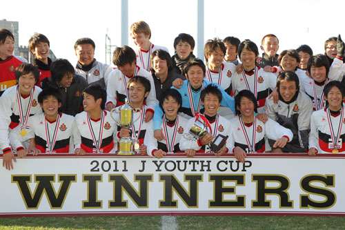 فرحة لاعبو فريق ناجويا جرامبوس لفئة الشباب بكأس البطولة