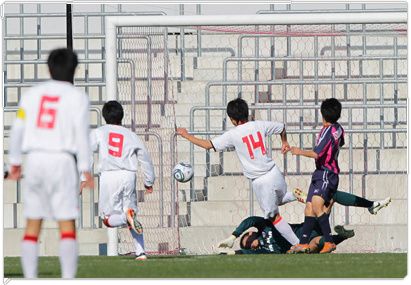 المهاجم شوتو كيتاجاوا عند إحرازه الهدف الأول لفريق ناجويا جرامبوس