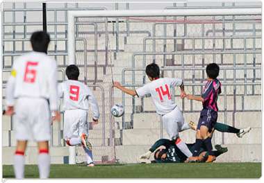 المهاجم شوتو كيتاجاوا عند إحرازه الهدف الأول لفريق ناجويا جرامبوس