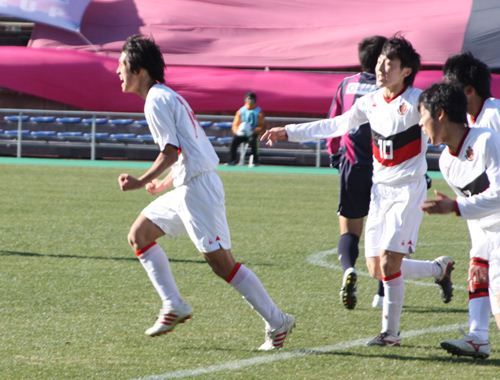 المهاجم شوتو كيتاجاوا ( يسار ) يحتفل بعد إحرازه الهدف الأول لفريق ناجويا