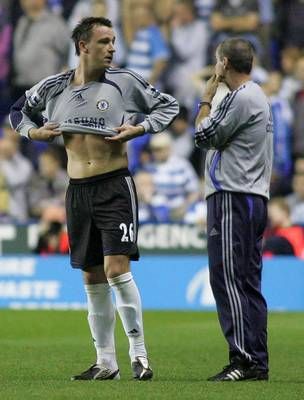 إصابة الحارسين وخروجهما أجبر المدافع وكابتن الفريق تيري على ارتداء قميص الحارس