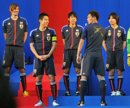 لاعبو المنتخب الياباني يعرضون القميص الجديد