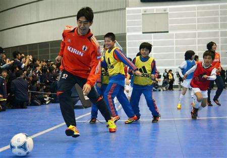 شينجي كاجاوا يلعب مع أطفال فوكوشيما في المسابقة الخيرية