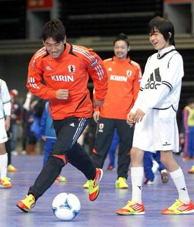 شينجي كاجاوا يلعب مع أطفال فوكوشيما في المسابقة الخيرية