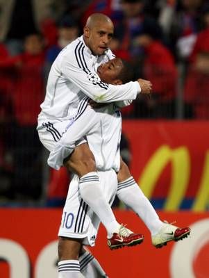 روبرتو كارلوس فرحا مع روبينهو بهدفه 